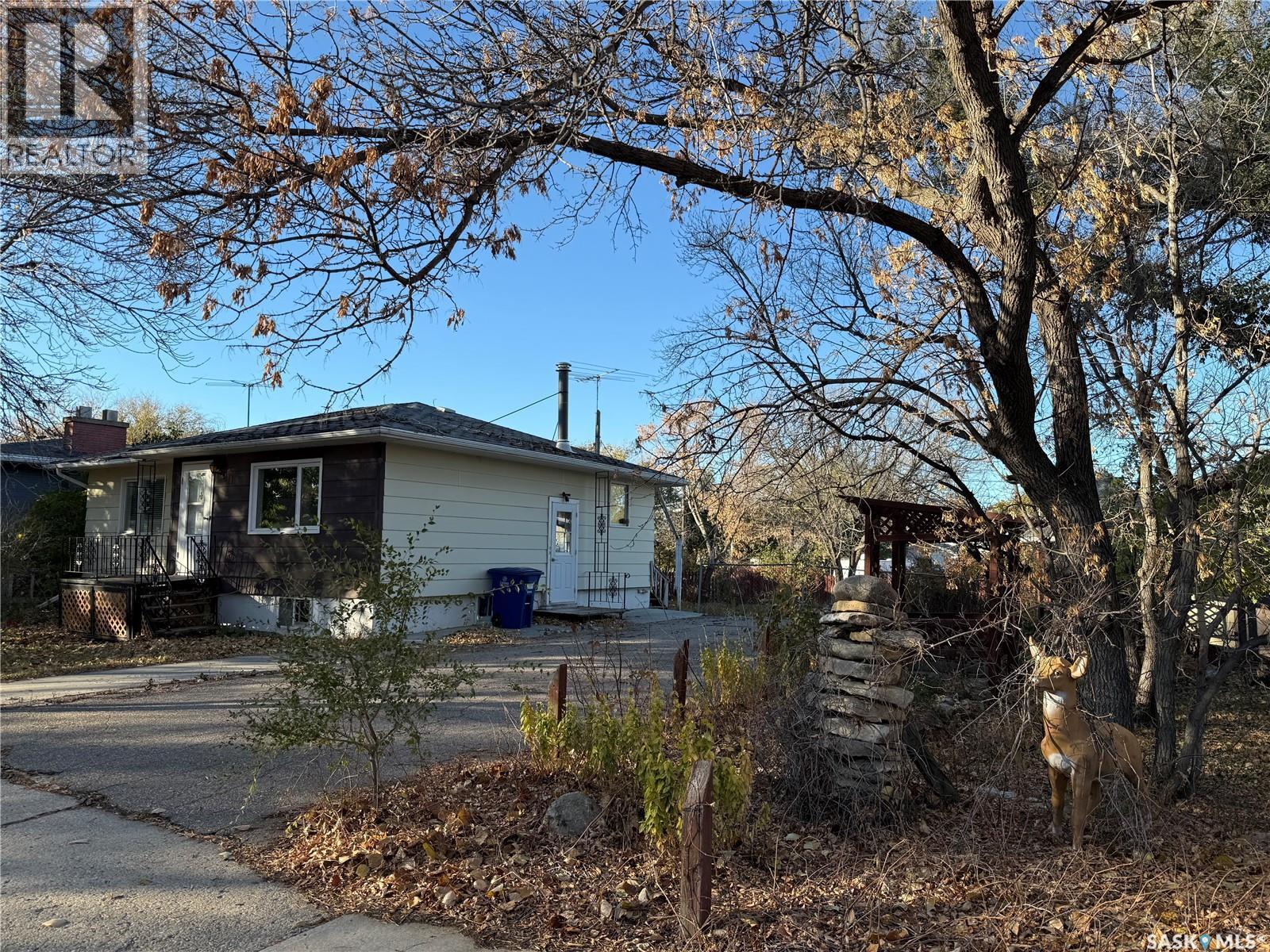 211 Little Flower Avenue, Rosetown, SK - Outdoor