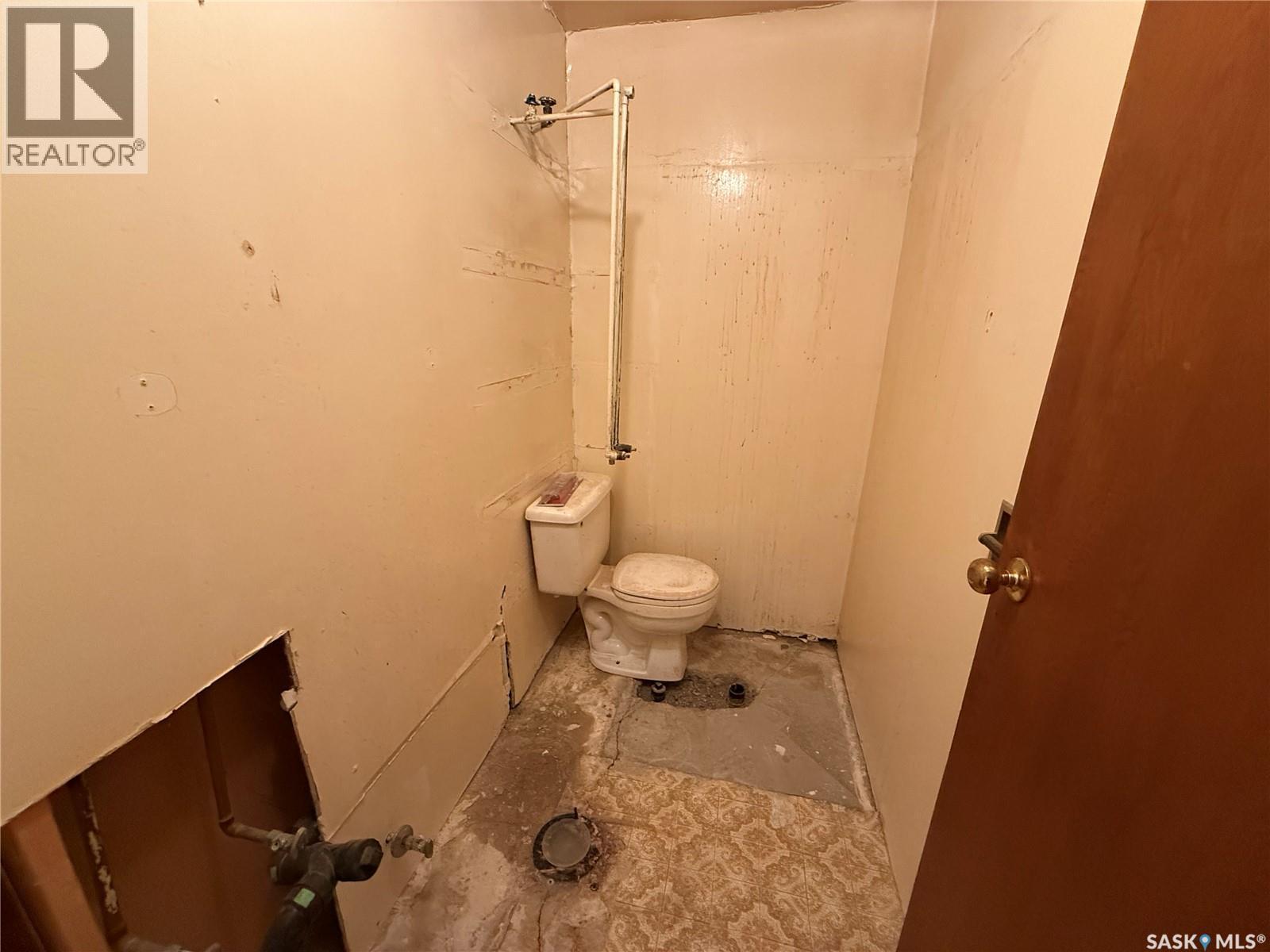 211 Little Flower Avenue, Rosetown, SK - Indoor Photo Showing Bathroom