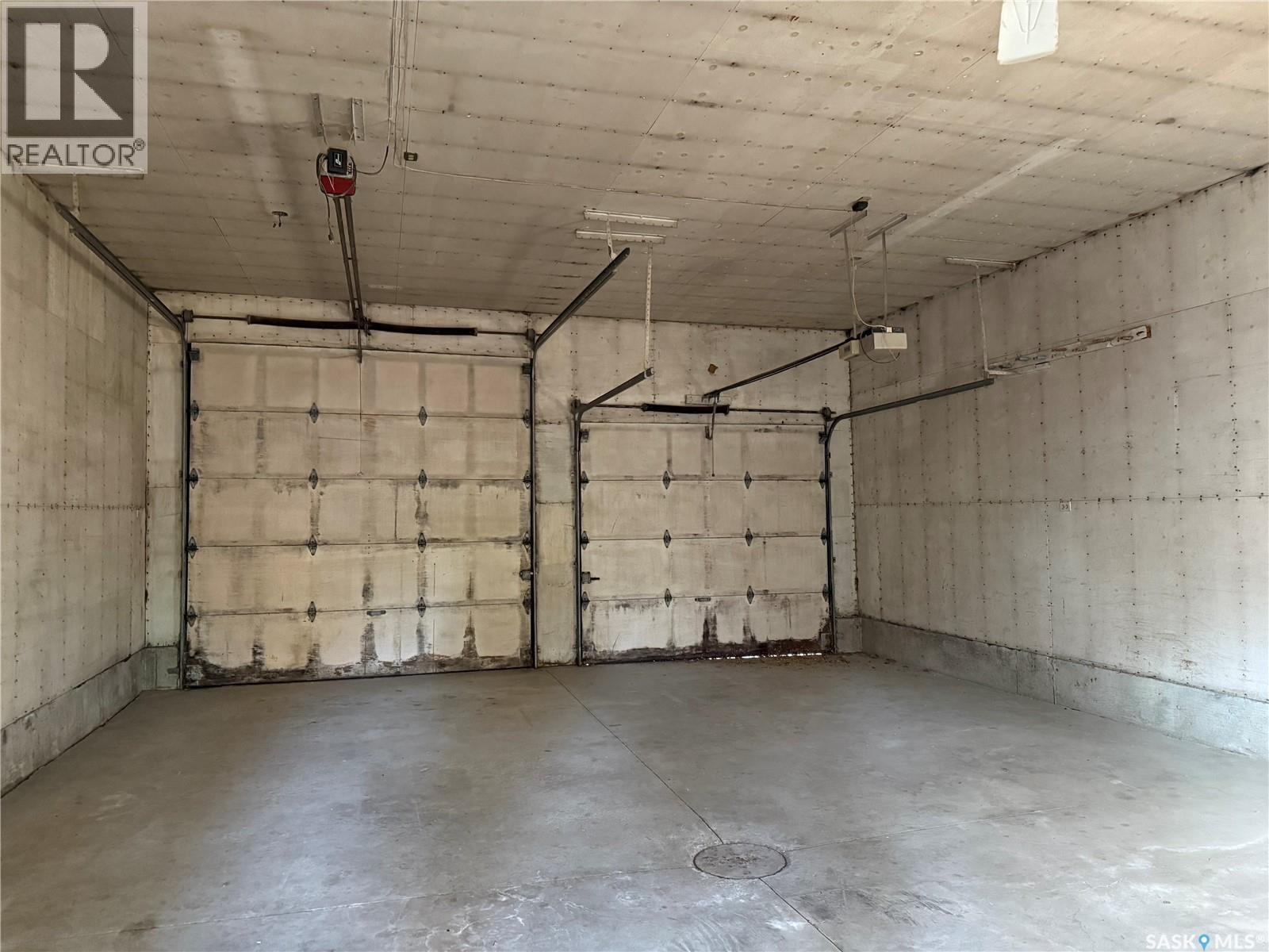 211 Little Flower Avenue, Rosetown, SK - Indoor Photo Showing Garage