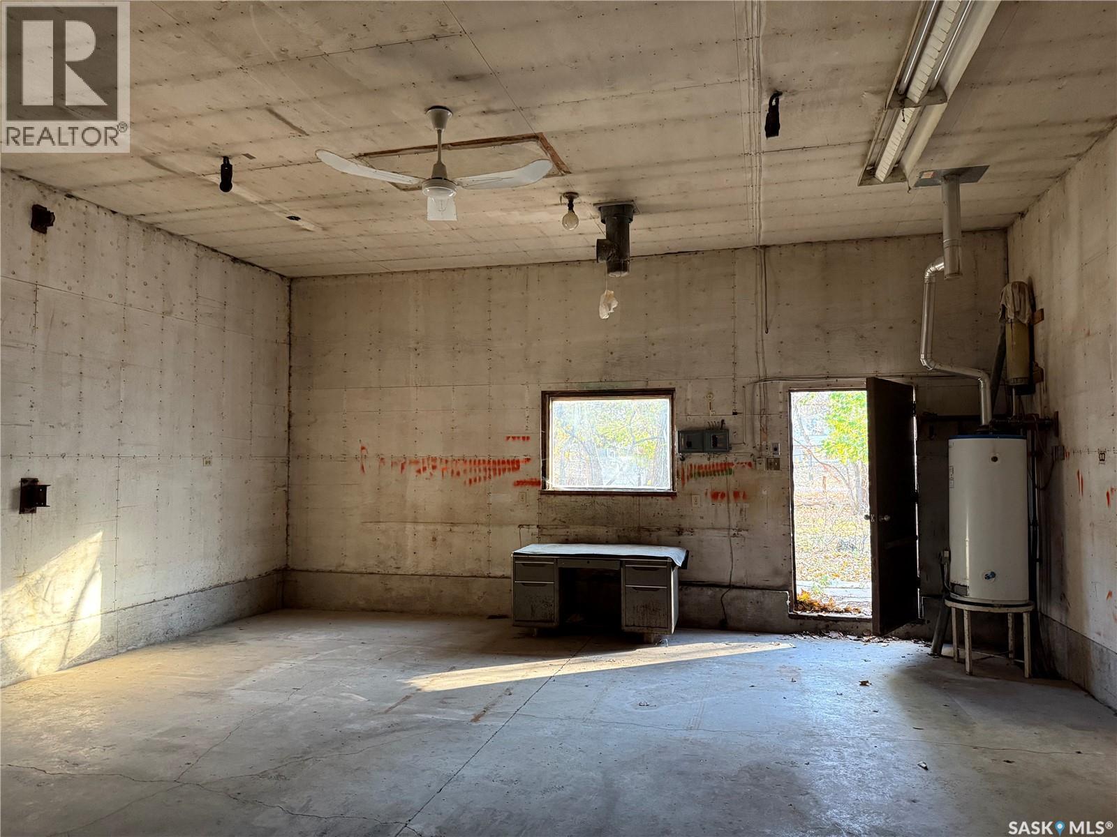 211 Little Flower Avenue, Rosetown, SK - Indoor Photo Showing Garage
