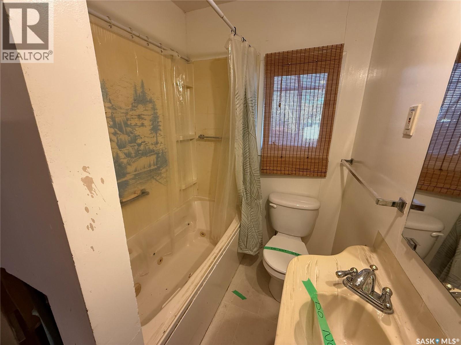 211 Little Flower Avenue, Rosetown, SK - Indoor Photo Showing Bathroom