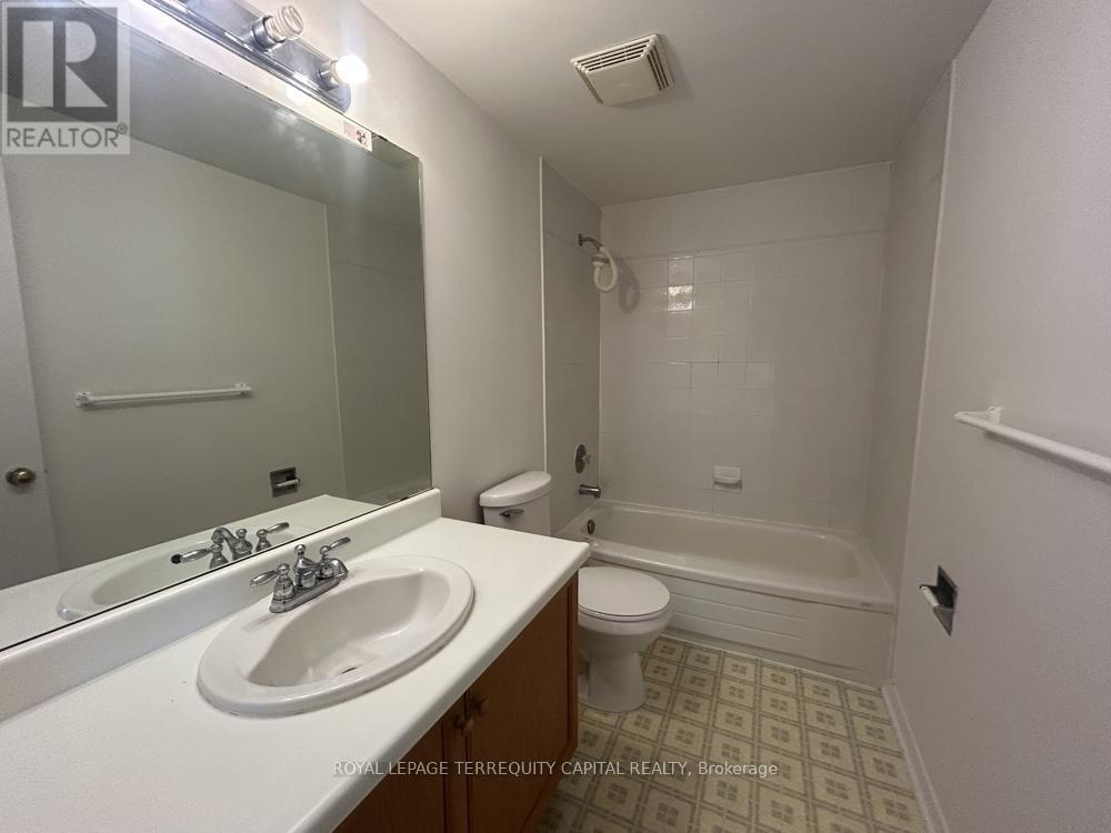 102 Cardinal Street, Barrie, ON - Indoor Photo Showing Bathroom