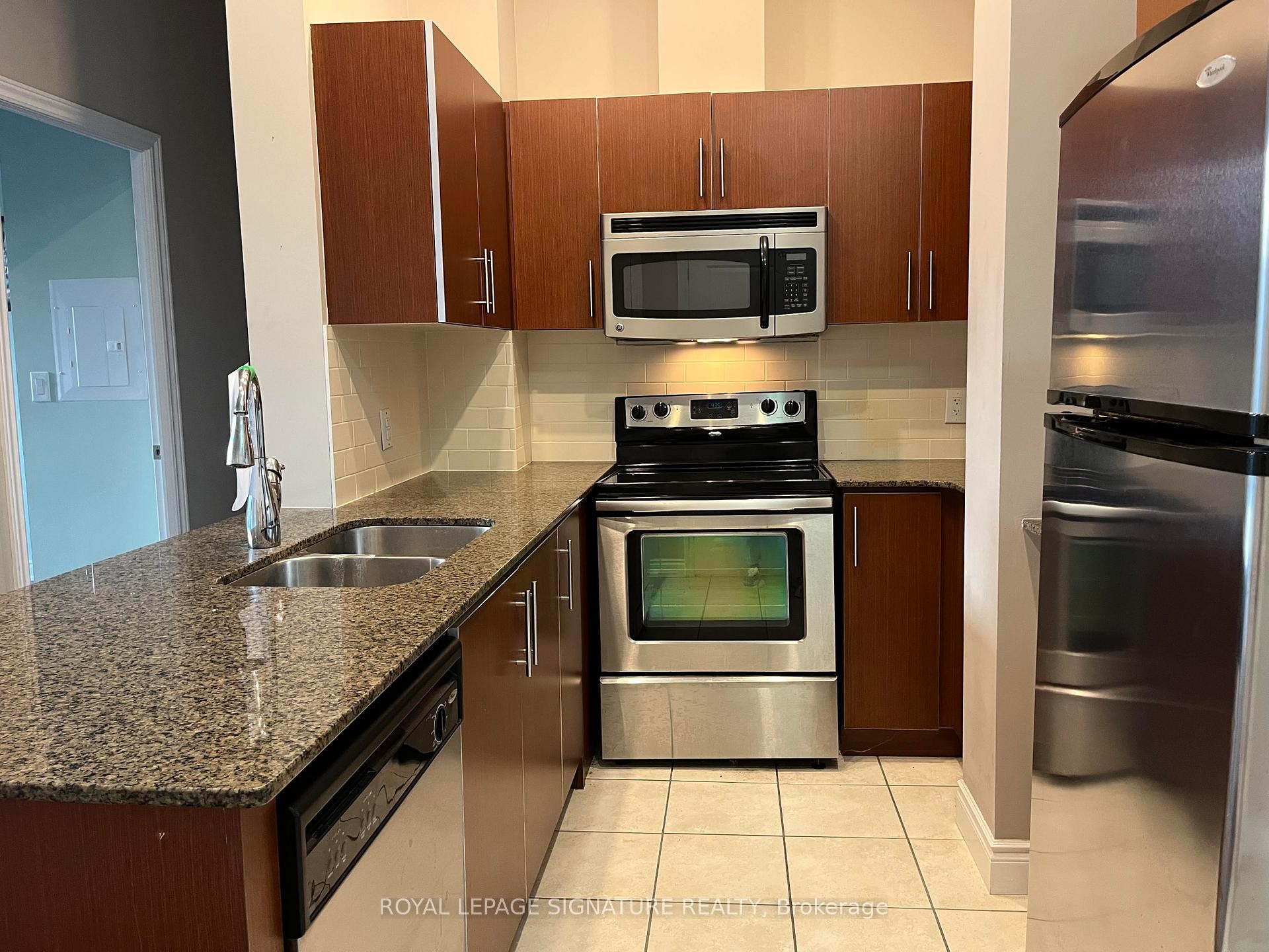 A32-281 Woodbridge Avenue, Vaughan, ON - Indoor Photo Showing Kitchen With Double Sink With Upgraded Kitchen