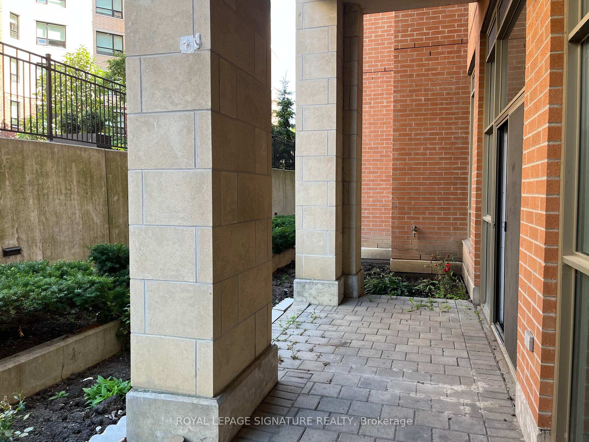 A32-281 Woodbridge Avenue, Vaughan, ON - Outdoor With Exterior