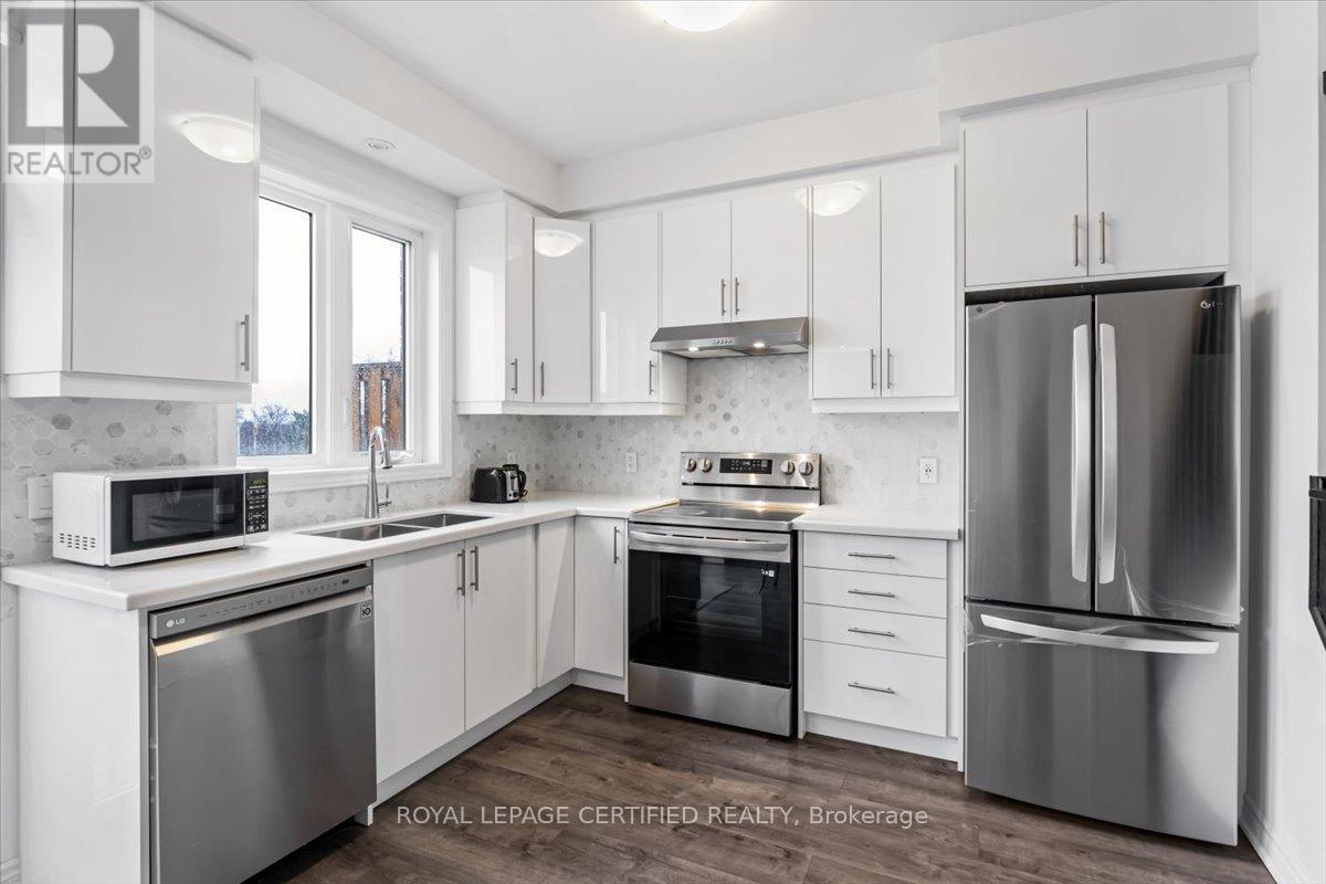 25 - 61 Soho Street, Hamilton, ON - Indoor Photo Showing Kitchen With Double Sink With Upgraded Kitchen