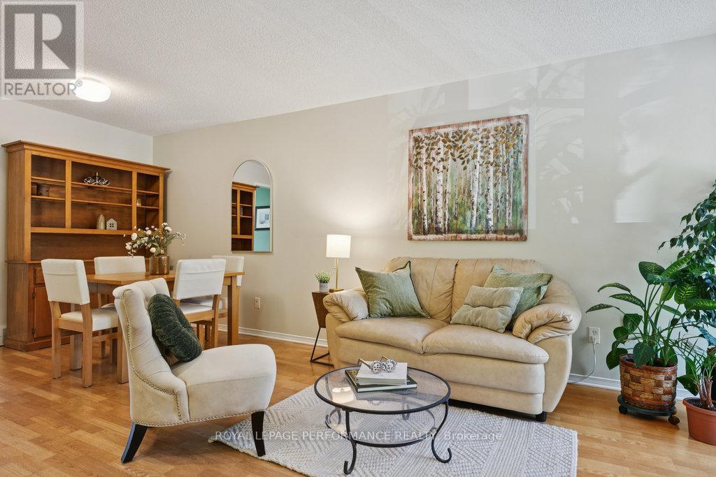 560 Thomson Street, Ottawa, ON - Indoor Photo Showing Living Room