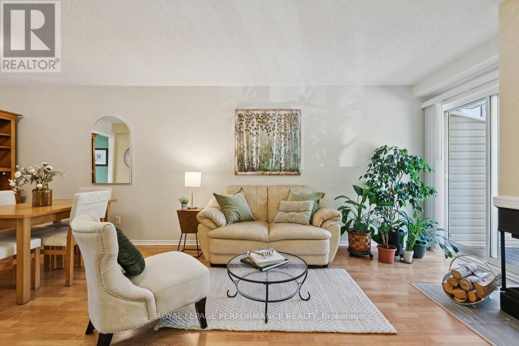 560 Thomson Street, Ottawa, ON - Indoor Photo Showing Living Room