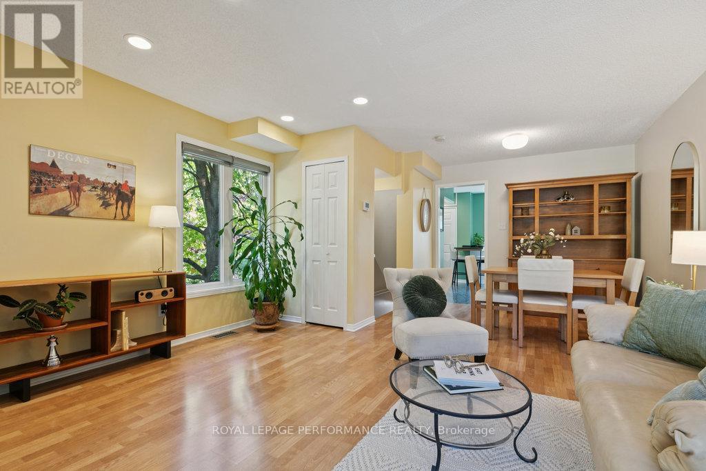 560 Thomson Street, Ottawa, ON - Indoor Photo Showing Living Room