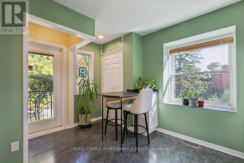 Breakfast Bar - 560 Thomson Street, Ottawa, ON - Indoor