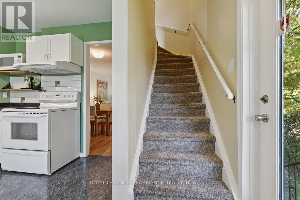 Upstairs to the Top Floor - 560 Thomson Street, Ottawa, ON - Indoor Photo Showing Kitchen