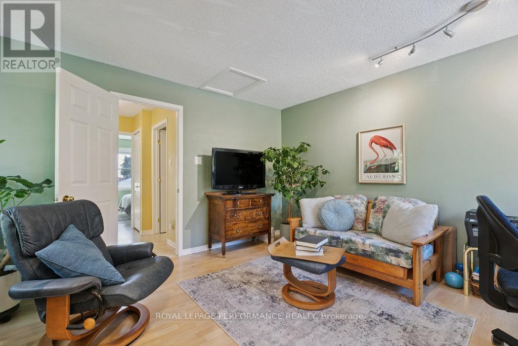560 Thomson Street, Ottawa, ON - Indoor Photo Showing Living Room