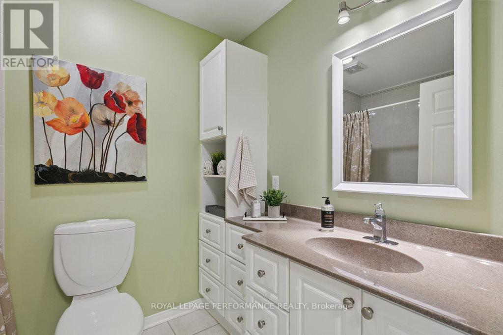 4 Piece Main Bathroom - Top Floor - 560 Thomson Street, Ottawa, ON - Indoor Photo Showing Bathroom