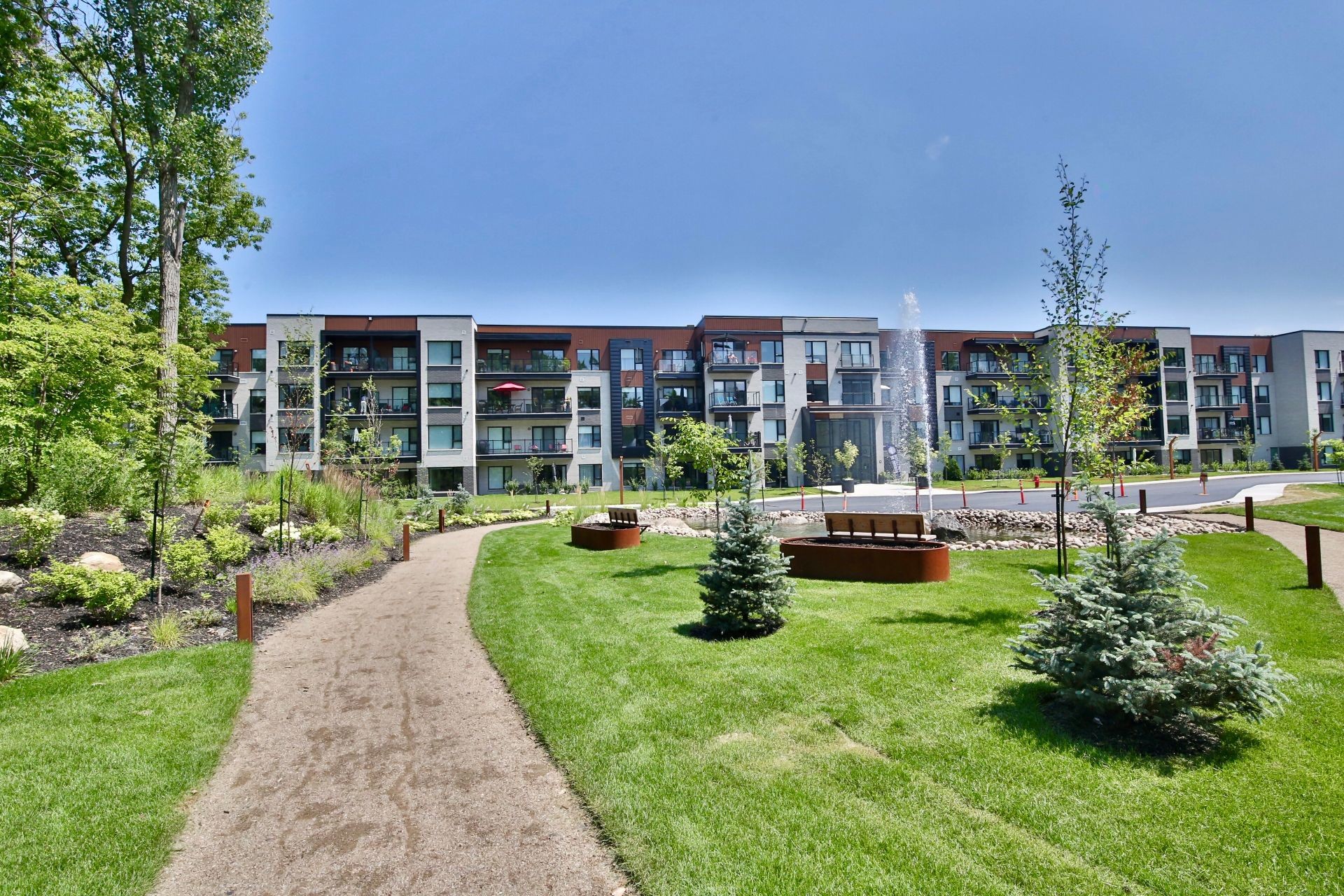 Cour - 101-2100 Rue Benoit, Saint-Bruno-De-Montarville, QC - Outdoor With Facade
