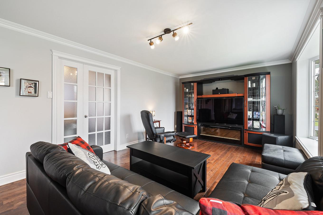 Living room - 2951 Rue Principale, Dunham, QC - Indoor Photo Showing Living Room