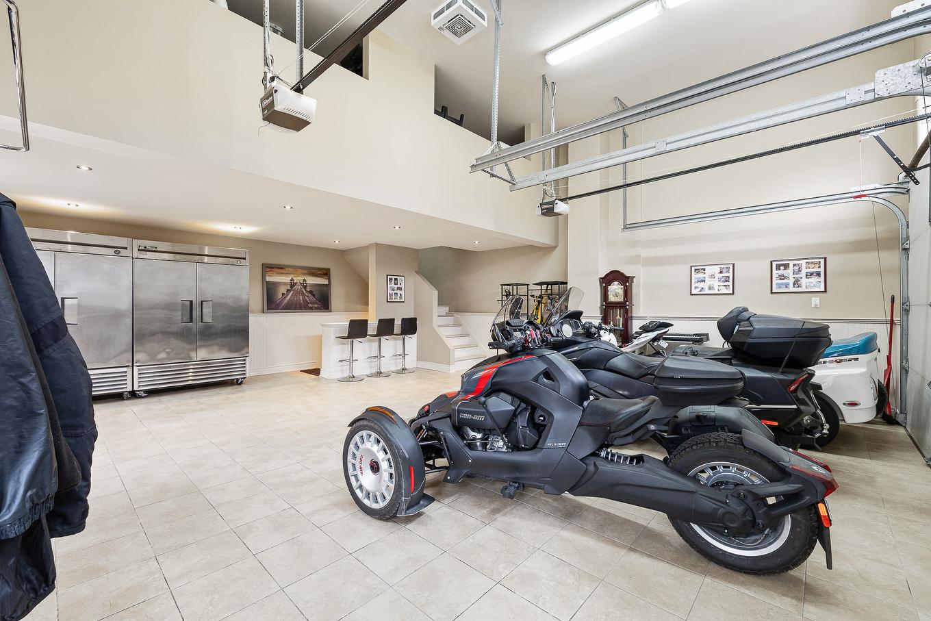 Garage - 2951 Rue Principale, Dunham, QC - Indoor Photo Showing Garage