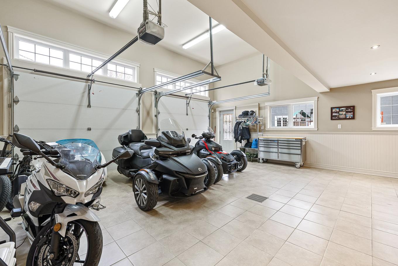 Garage - 2951 Rue Principale, Dunham, QC - Indoor Photo Showing Garage