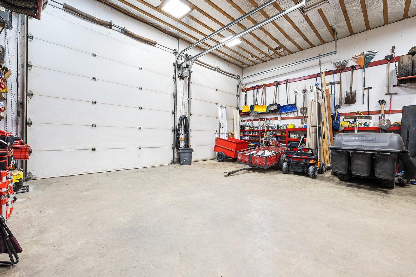 Garage - 2951 Rue Principale, Dunham, QC - Indoor Photo Showing Garage