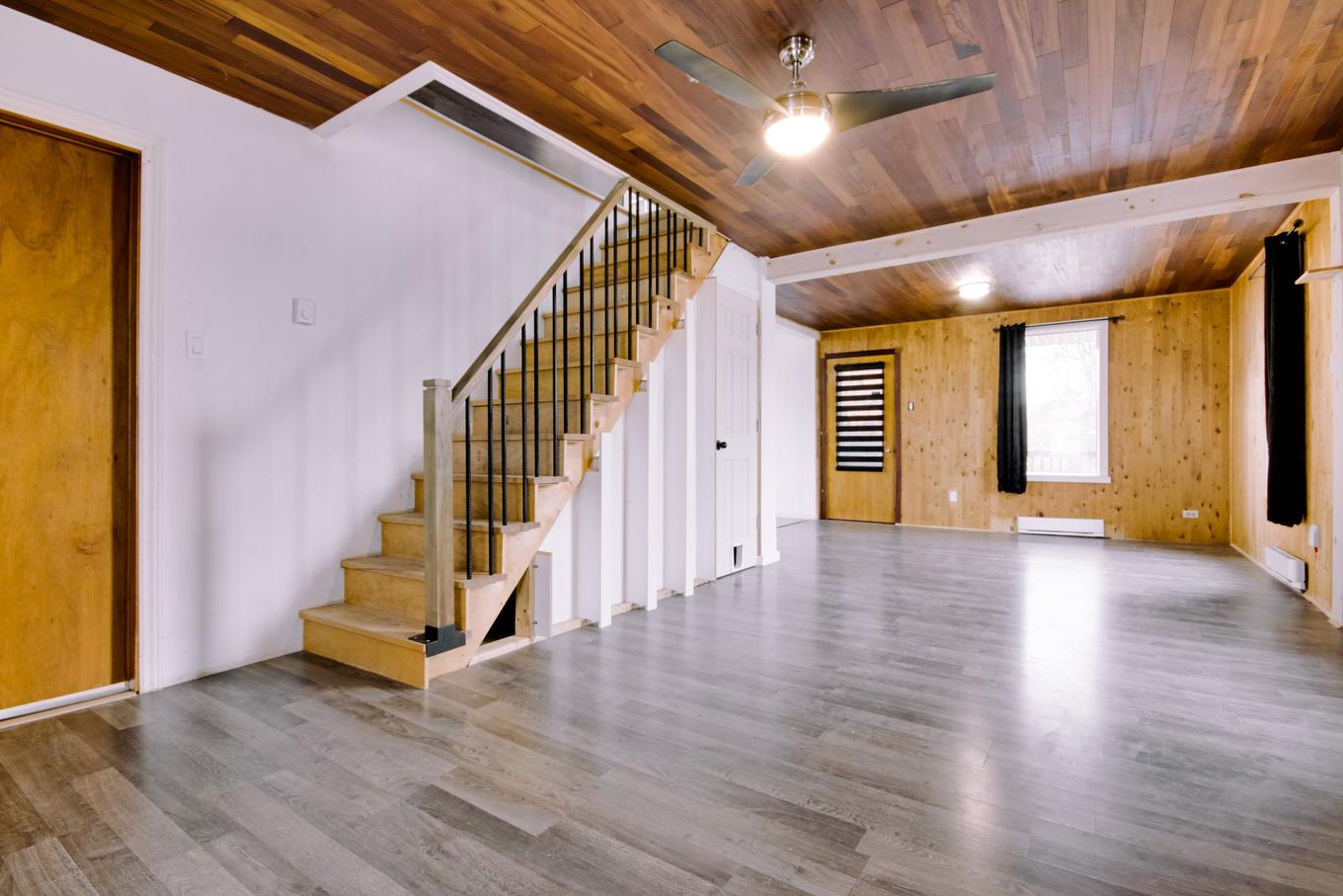 Escalier - 151 Rue St-Georges, Saint-Séverin, QC - Indoor Photo Showing Other Room