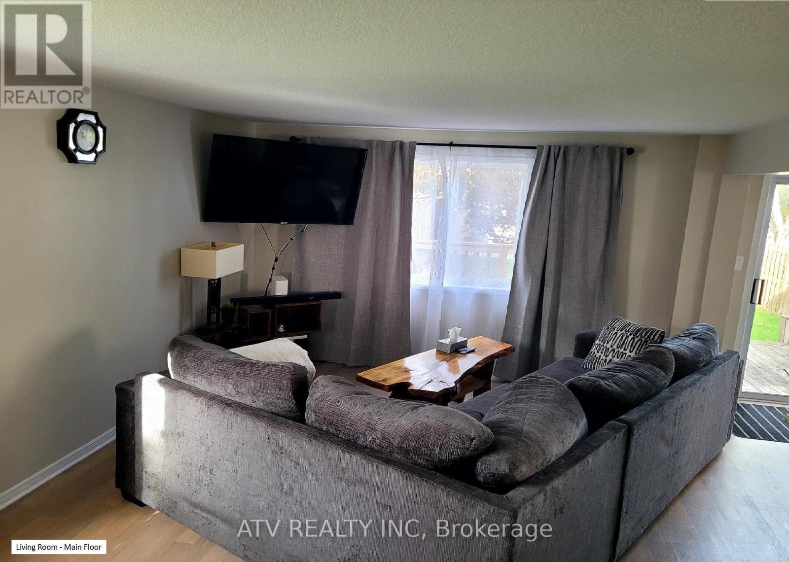 133 Columbia Road, Barrie, ON - Indoor Photo Showing Living Room