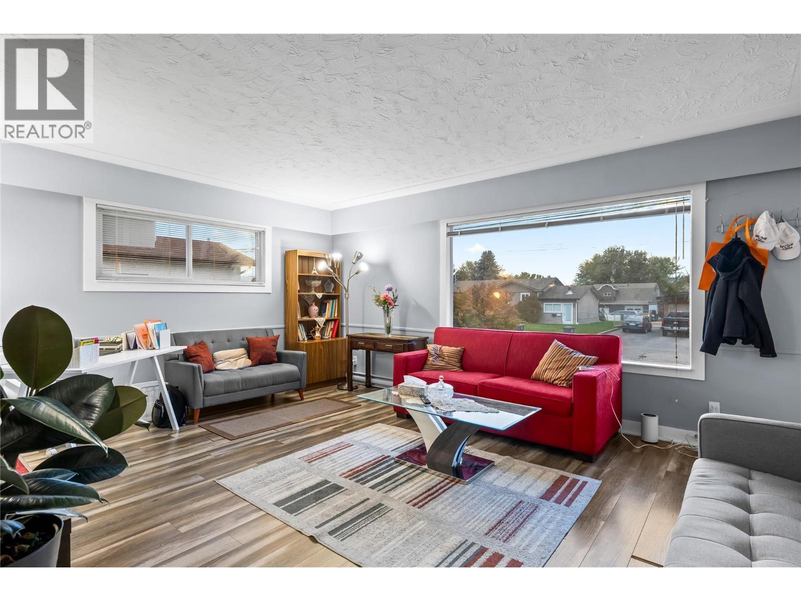 205 Homer Road, Kelowna, BC - Indoor Photo Showing Living Room