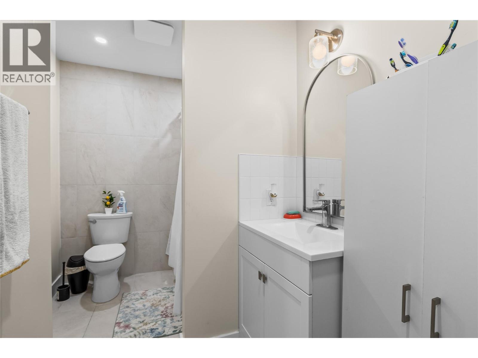 205 Homer Road, Kelowna, BC - Indoor Photo Showing Bathroom