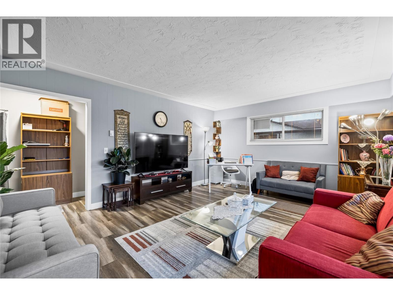 205 Homer Road, Kelowna, BC - Indoor Photo Showing Living Room