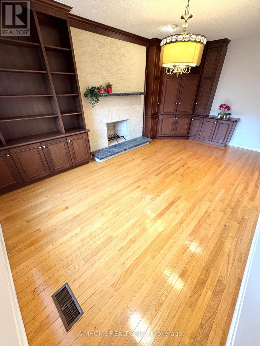 119 Cooperage Crescent, Richmond Hill, ON - Indoor Photo Showing Other Room With Fireplace