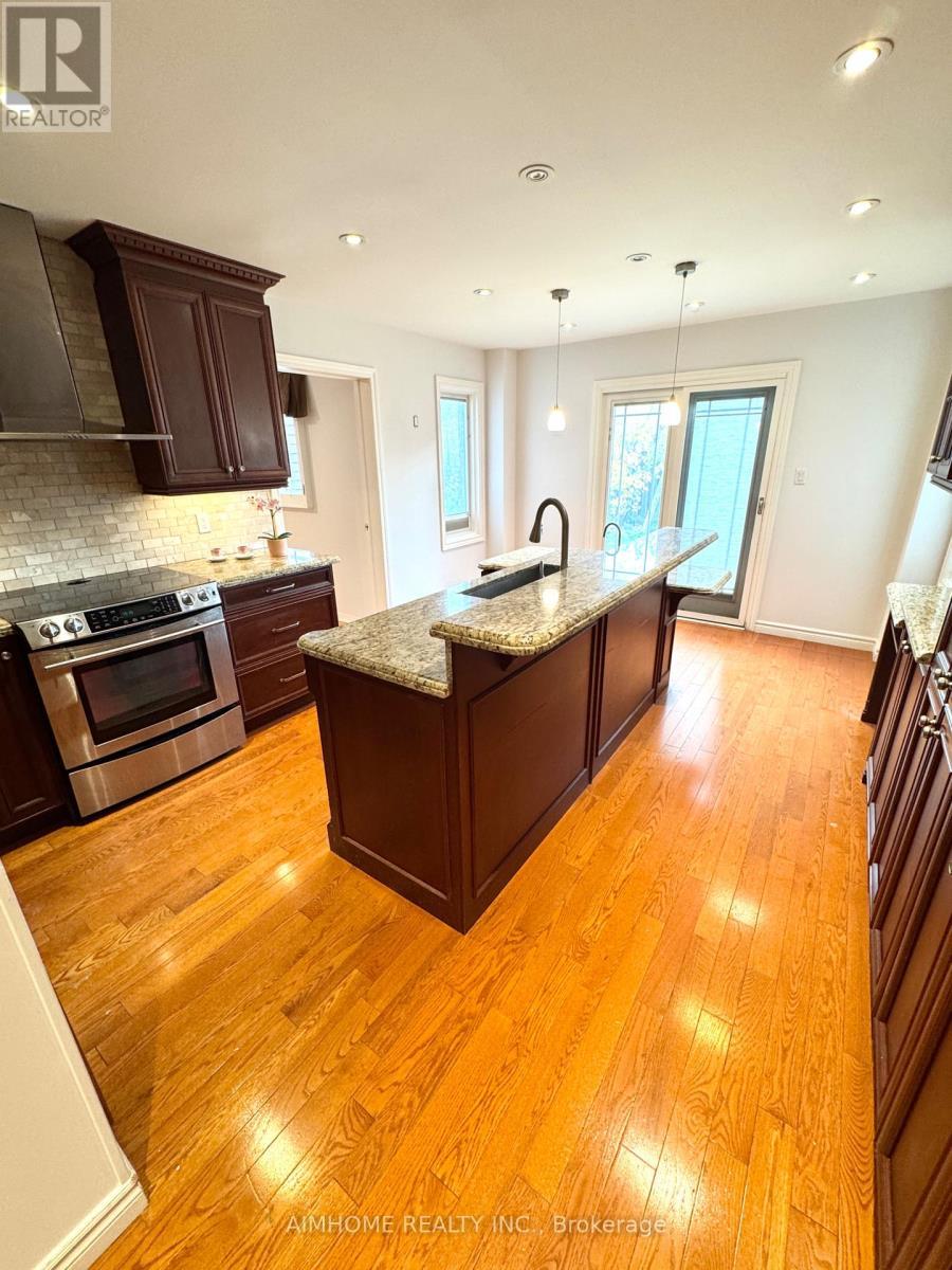 119 Cooperage Crescent, Richmond Hill, ON - Indoor Photo Showing Kitchen With Upgraded Kitchen