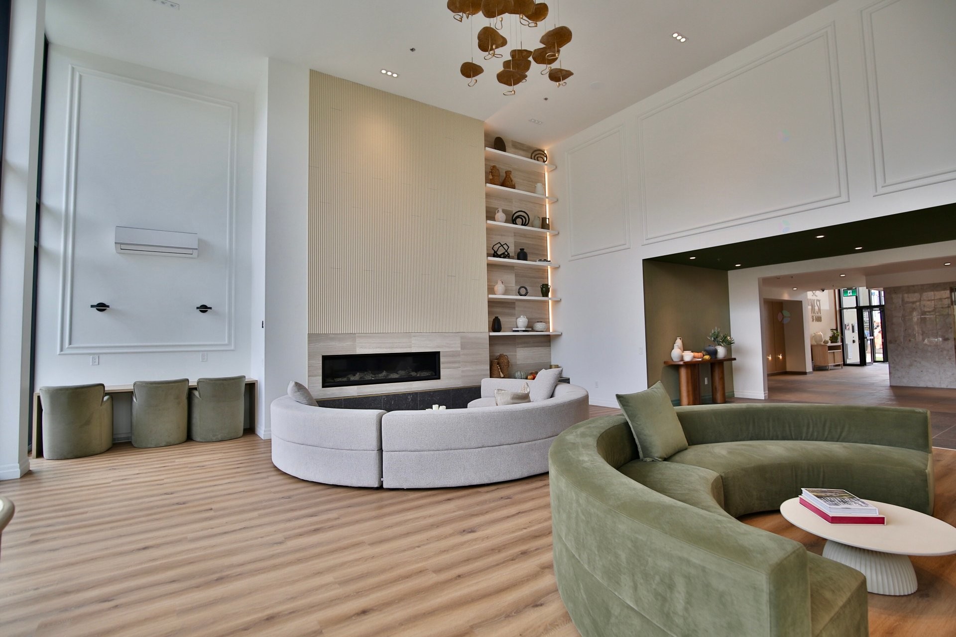 Common room - 112-2100 Rue Benoit, Saint-Bruno-De-Montarville, QC - Indoor With Fireplace