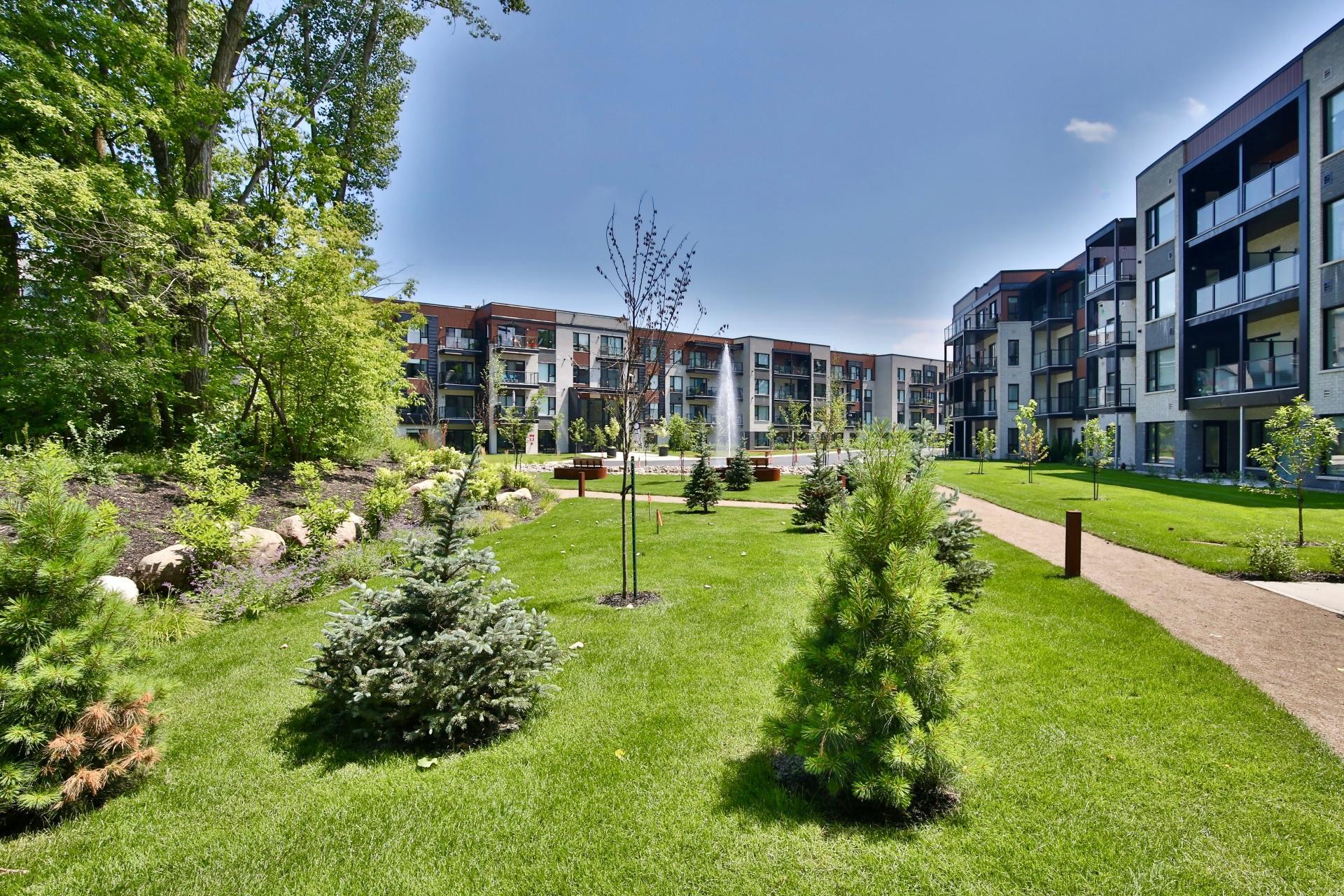 Courtyard - 112-2100 Rue Benoit, Saint-Bruno-De-Montarville, QC - Outdoor