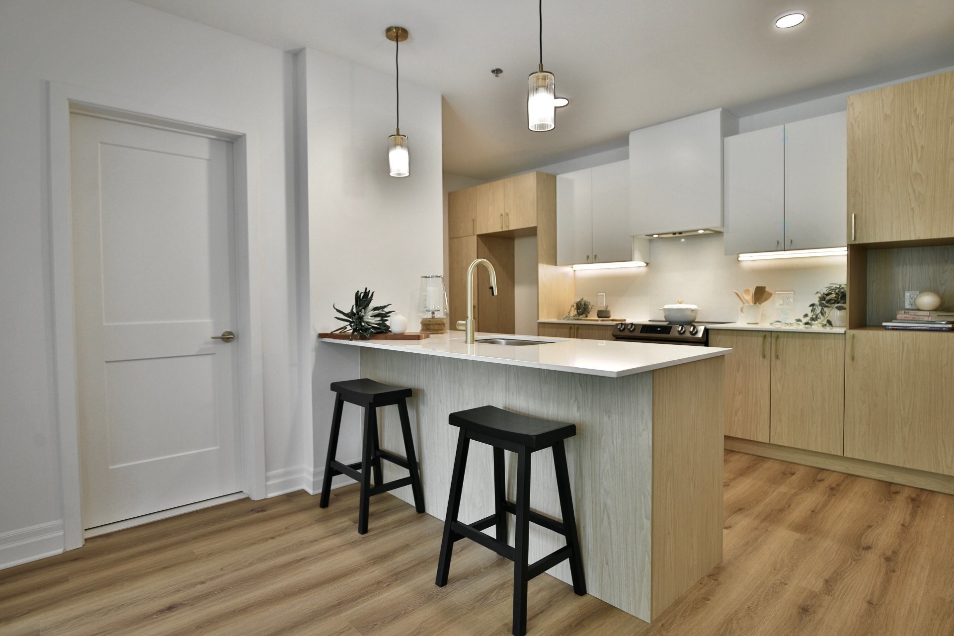 Dinette - 112-2100 Rue Benoit, Saint-Bruno-De-Montarville, QC - Indoor Photo Showing Kitchen With Upgraded Kitchen