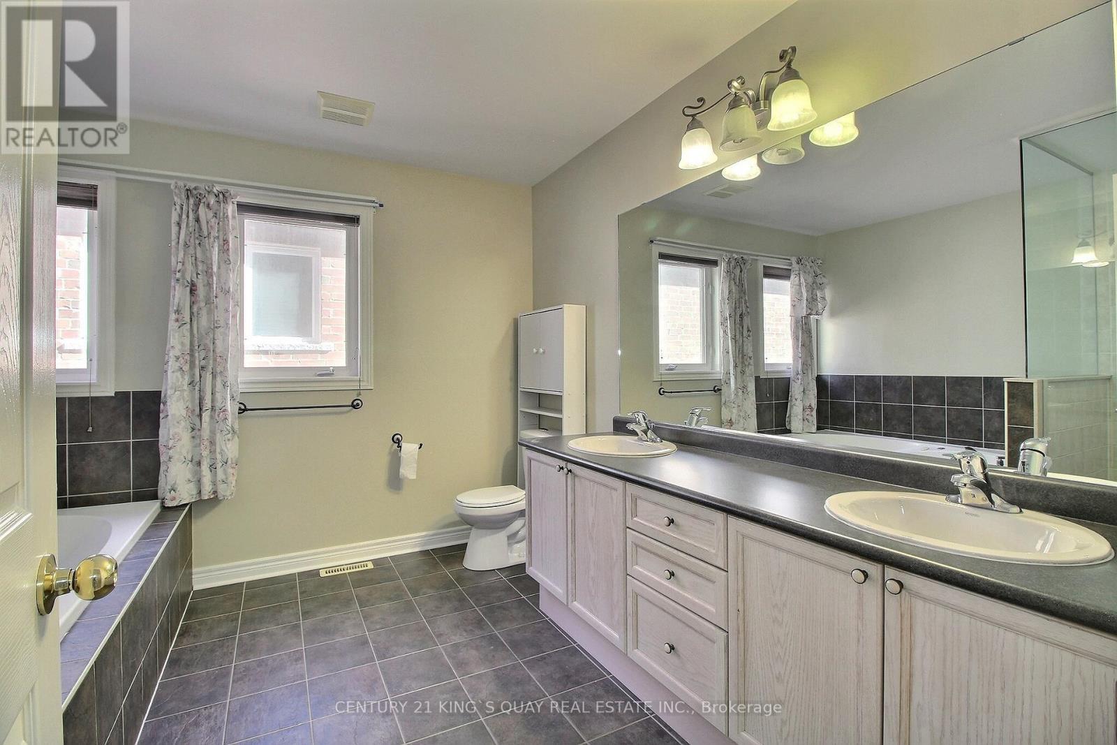 60 The Fairways, Markham, ON - Indoor Photo Showing Bathroom