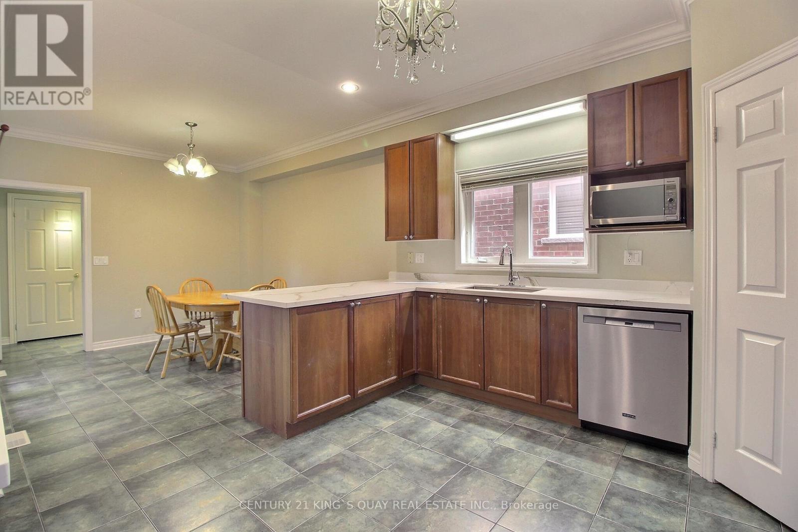 60 The Fairways, Markham, ON - Indoor Photo Showing Kitchen