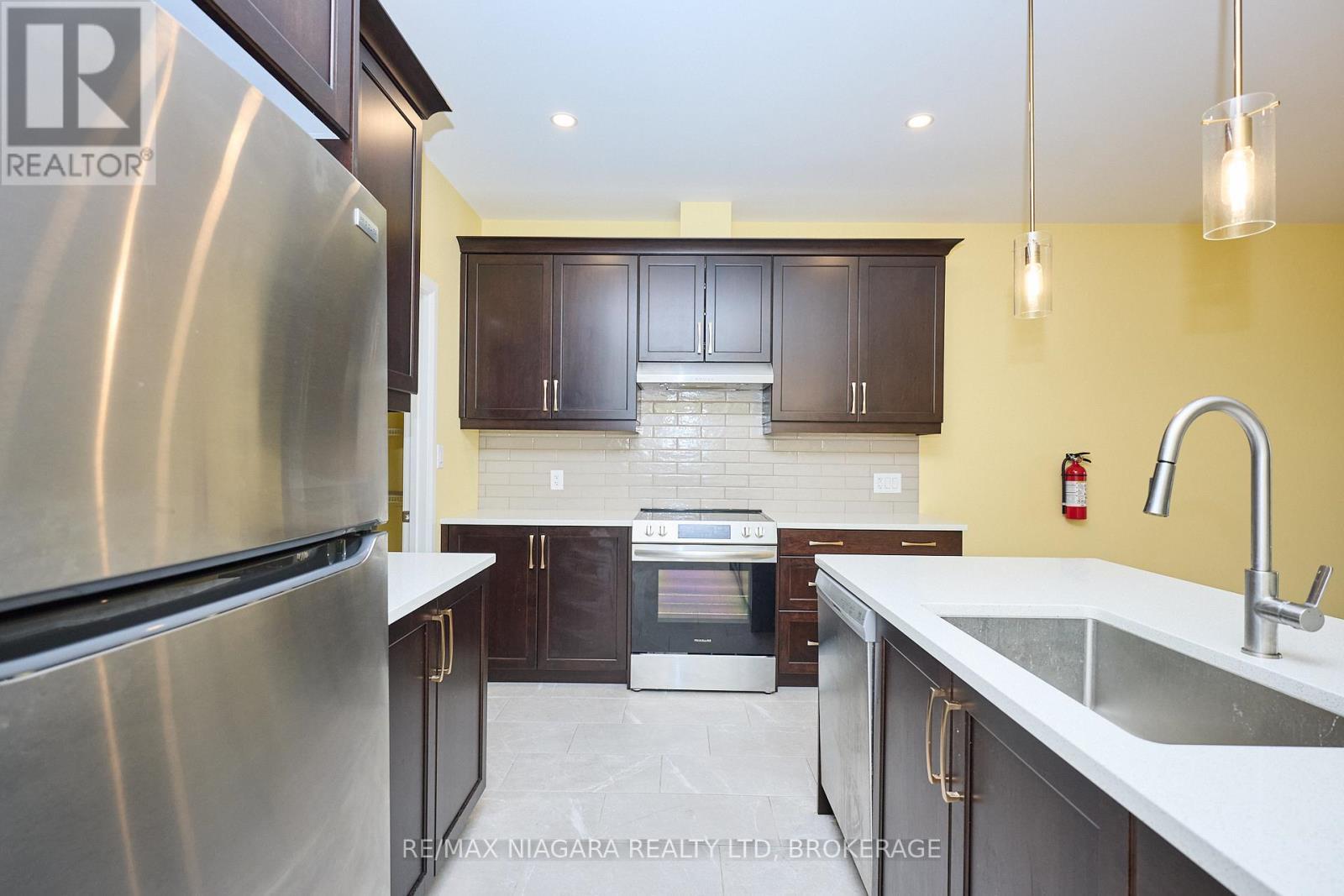 3947 Mitchell Crescent, Fort Erie (Black Creek), ON - Indoor Photo Showing Kitchen