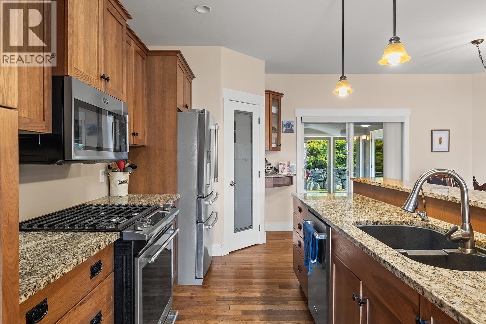 3431 Camelback Drive, Kelowna, BC - Indoor Photo Showing Kitchen With Stainless Steel Kitchen With Double Sink With Upgraded Kitchen