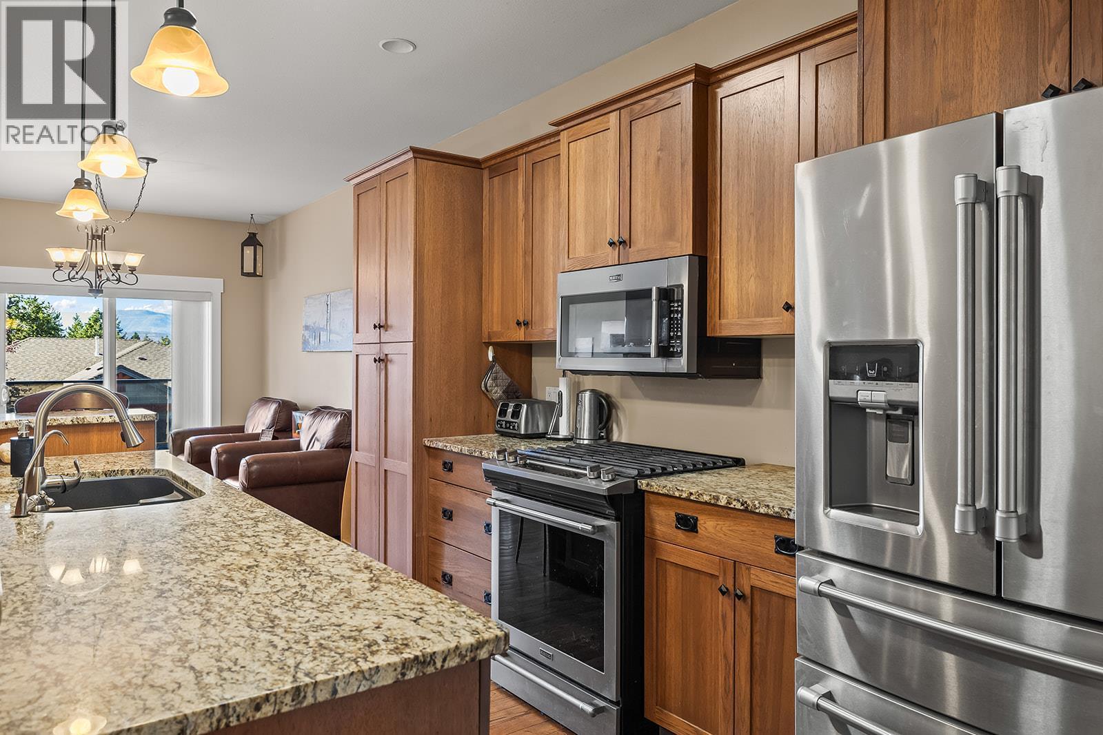 3431 Camelback Drive, Kelowna, BC - Indoor Photo Showing Kitchen With Stainless Steel Kitchen With Double Sink With Upgraded Kitchen