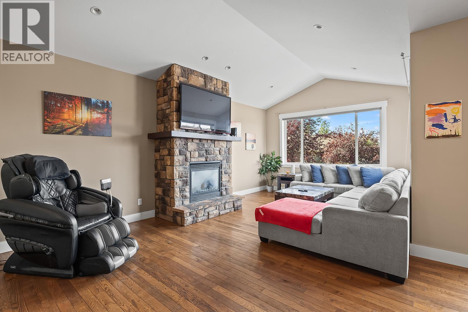 3431 Camelback Drive, Kelowna, BC - Indoor Photo Showing Living Room With Fireplace