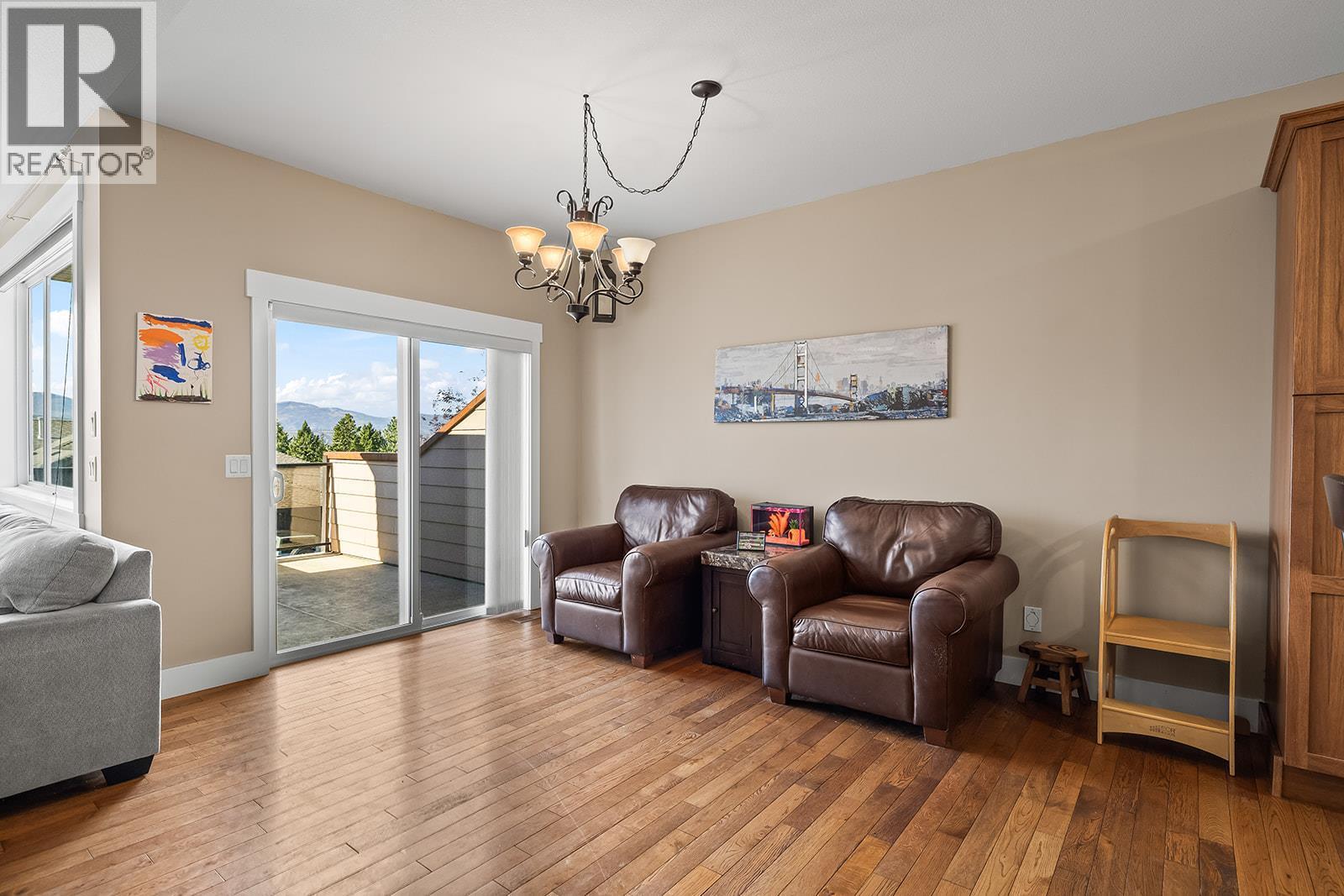3431 Camelback Drive, Kelowna, BC - Indoor Photo Showing Living Room