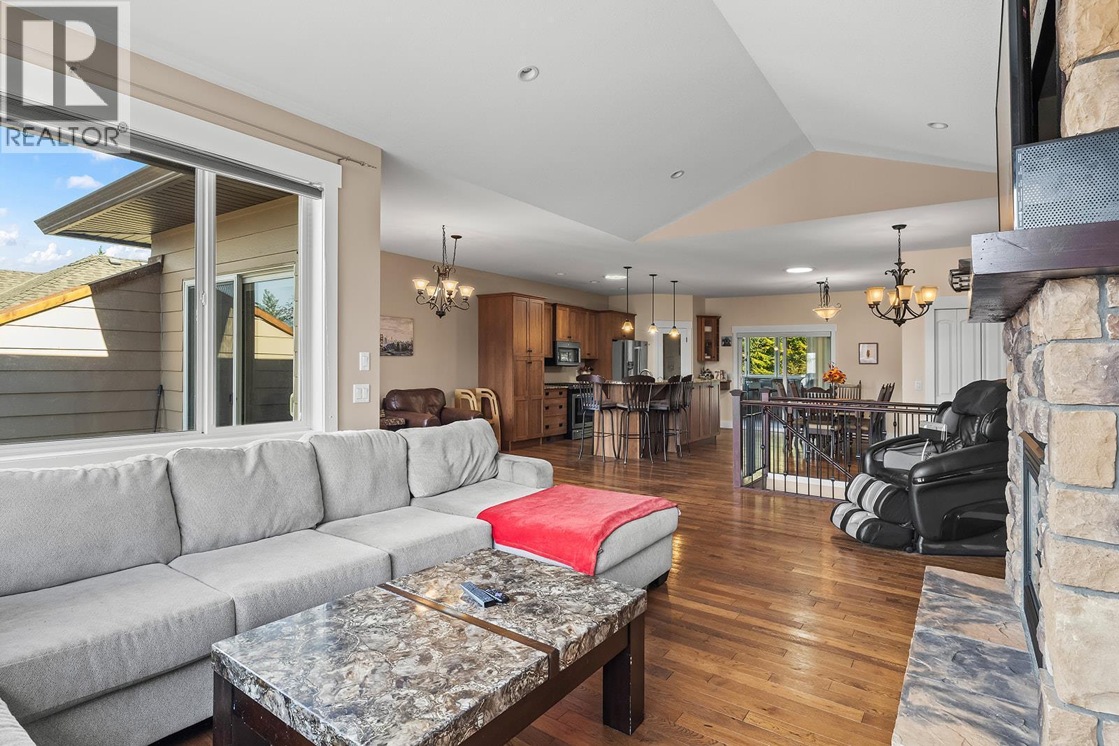 3431 Camelback Drive, Kelowna, BC - Indoor Photo Showing Living Room