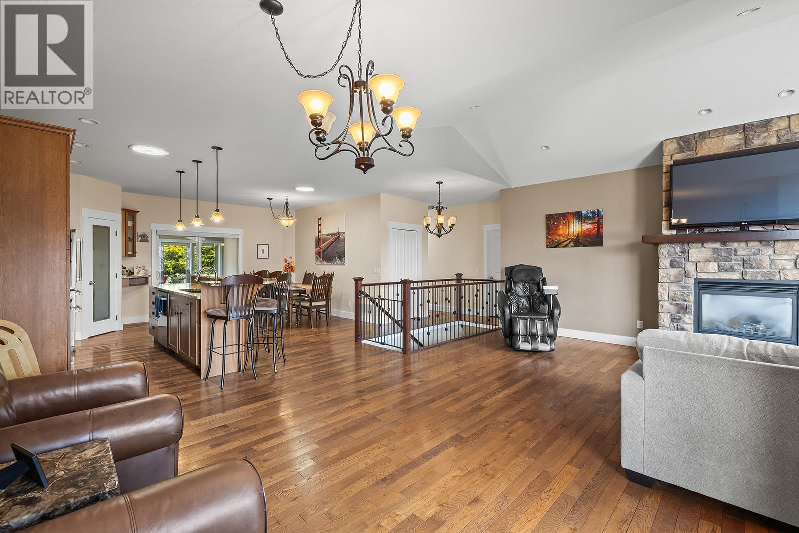 3431 Camelback Drive, Kelowna, BC - Indoor Photo Showing Living Room With Fireplace