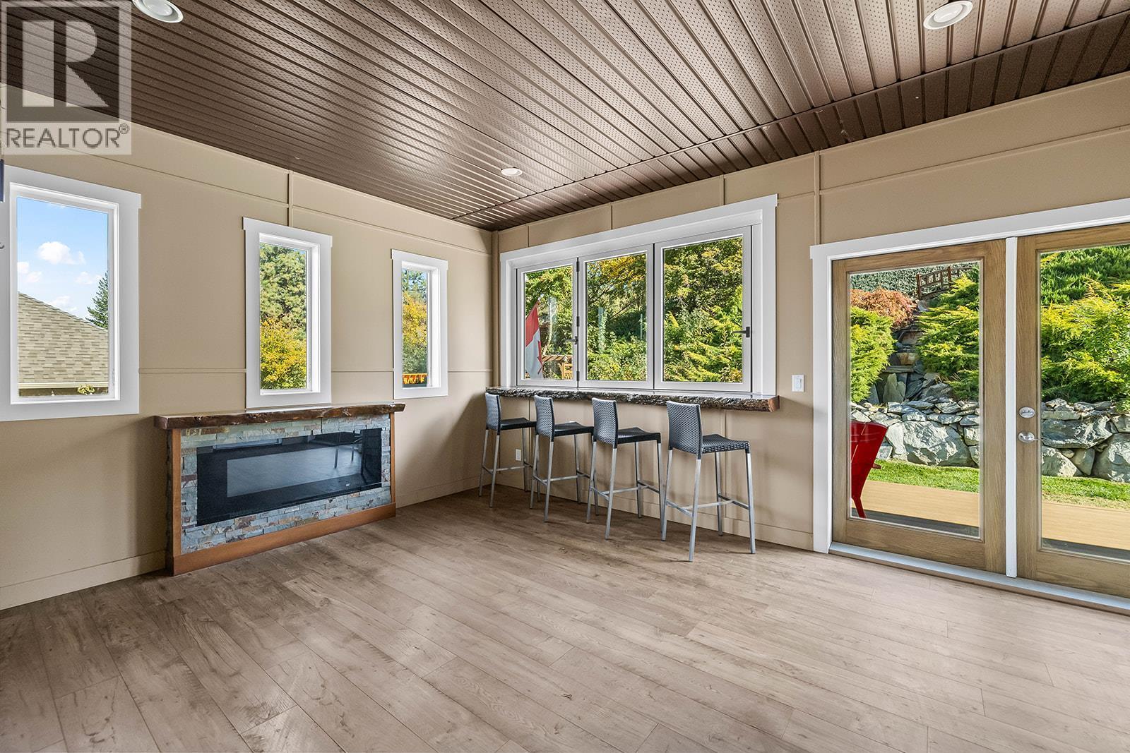 3431 Camelback Drive, Kelowna, BC - With Fireplace