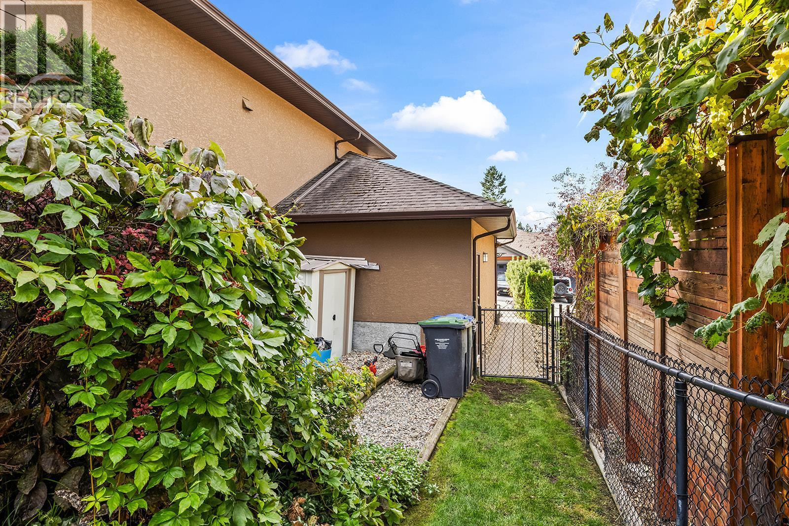 3431 Camelback Drive, Kelowna, BC - Outdoor