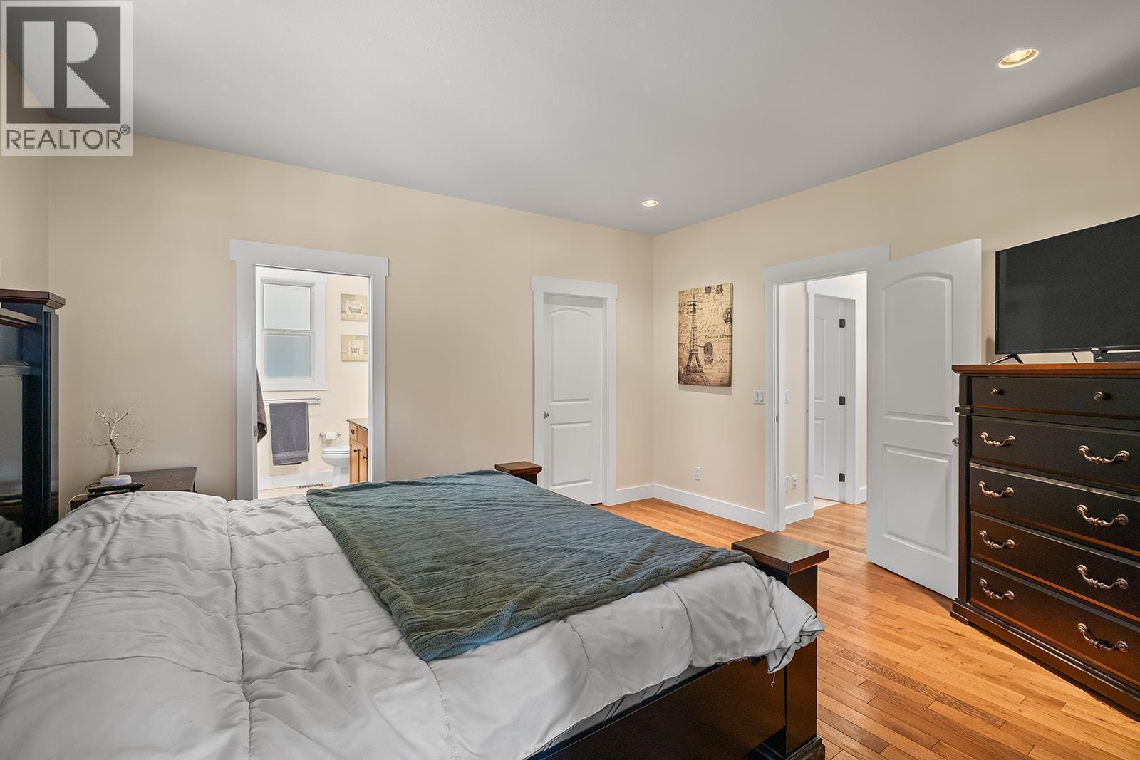 3431 Camelback Drive, Kelowna, BC - Indoor Photo Showing Bedroom
