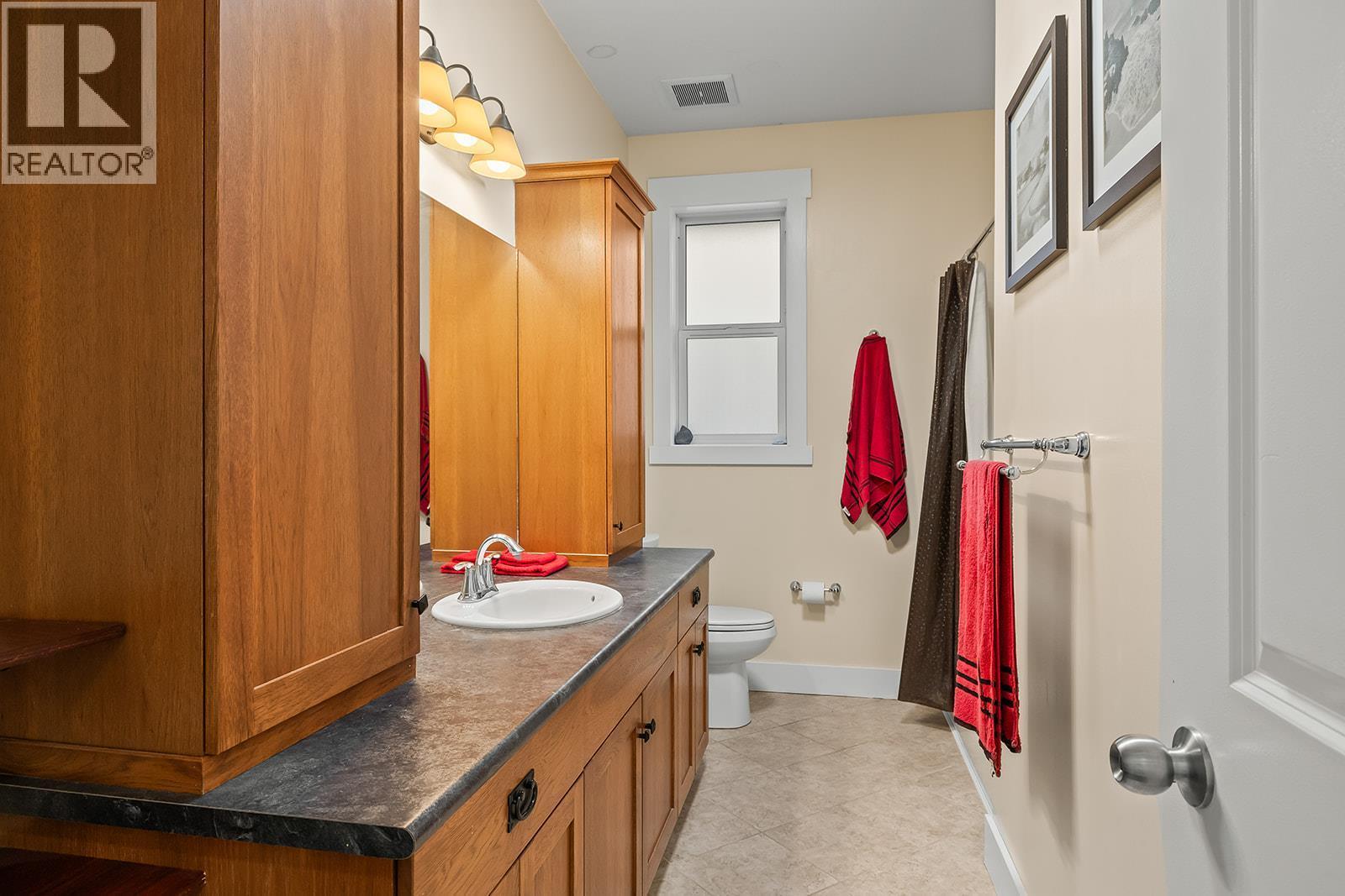 3431 Camelback Drive, Kelowna, BC - Indoor Photo Showing Bathroom