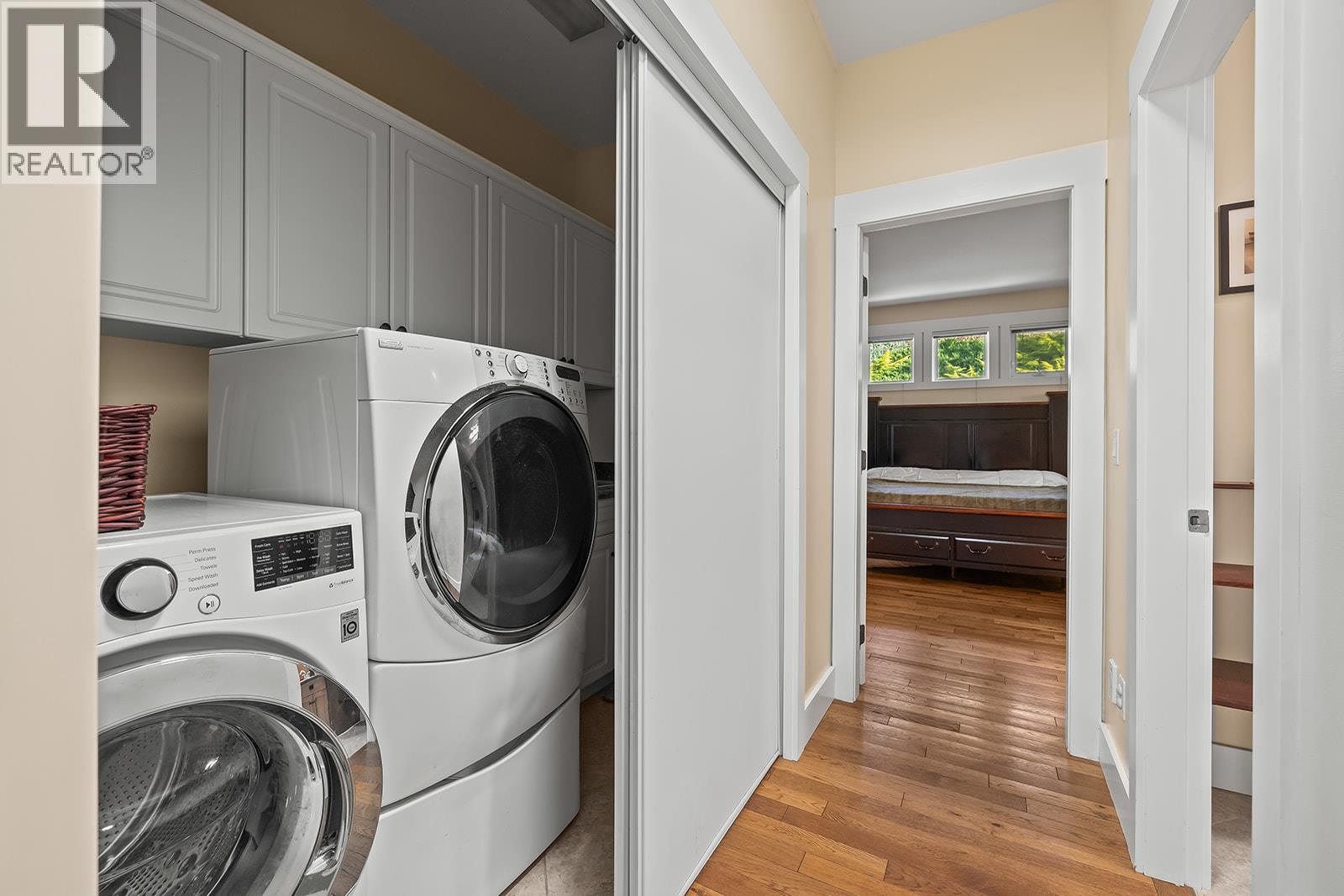 3431 Camelback Drive, Kelowna, BC - Indoor Photo Showing Laundry Room