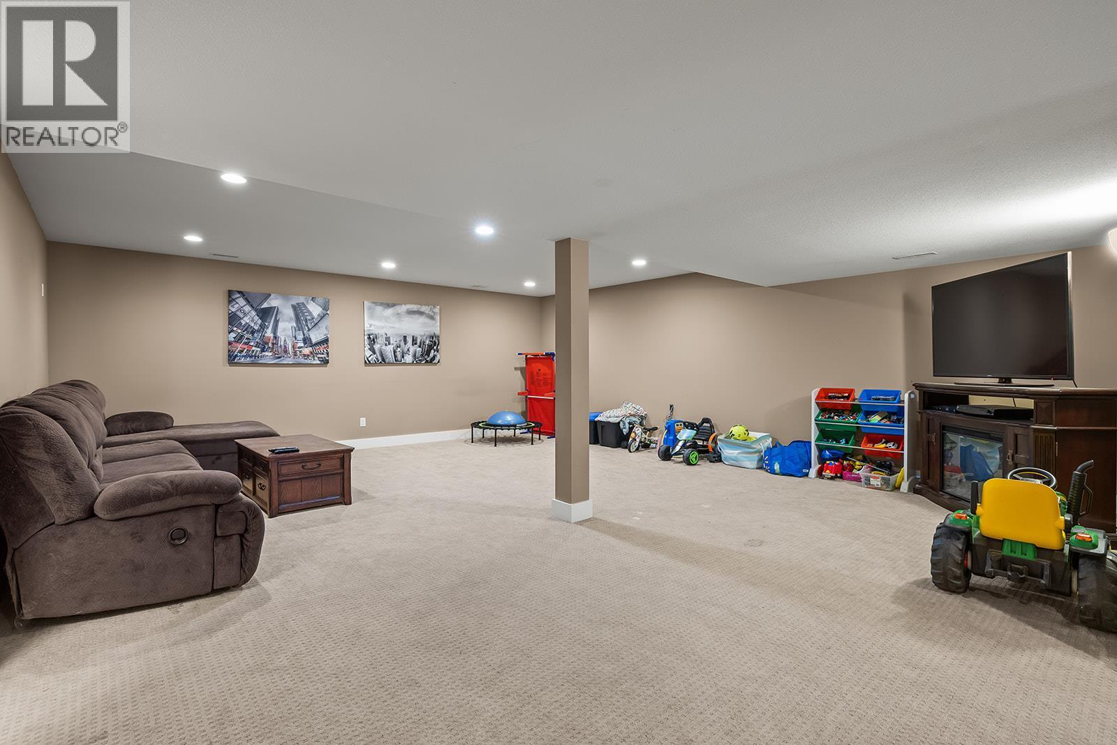 3431 Camelback Drive, Kelowna, BC - Indoor Photo Showing Basement