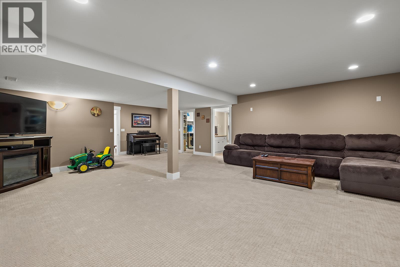 3431 Camelback Drive, Kelowna, BC - Indoor Photo Showing Basement