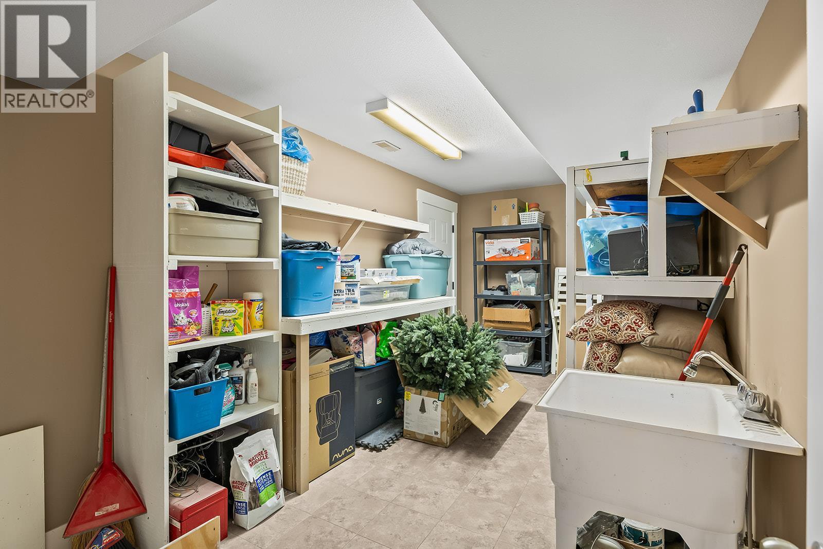 3431 Camelback Drive, Kelowna, BC - Indoor Photo Showing Other Room