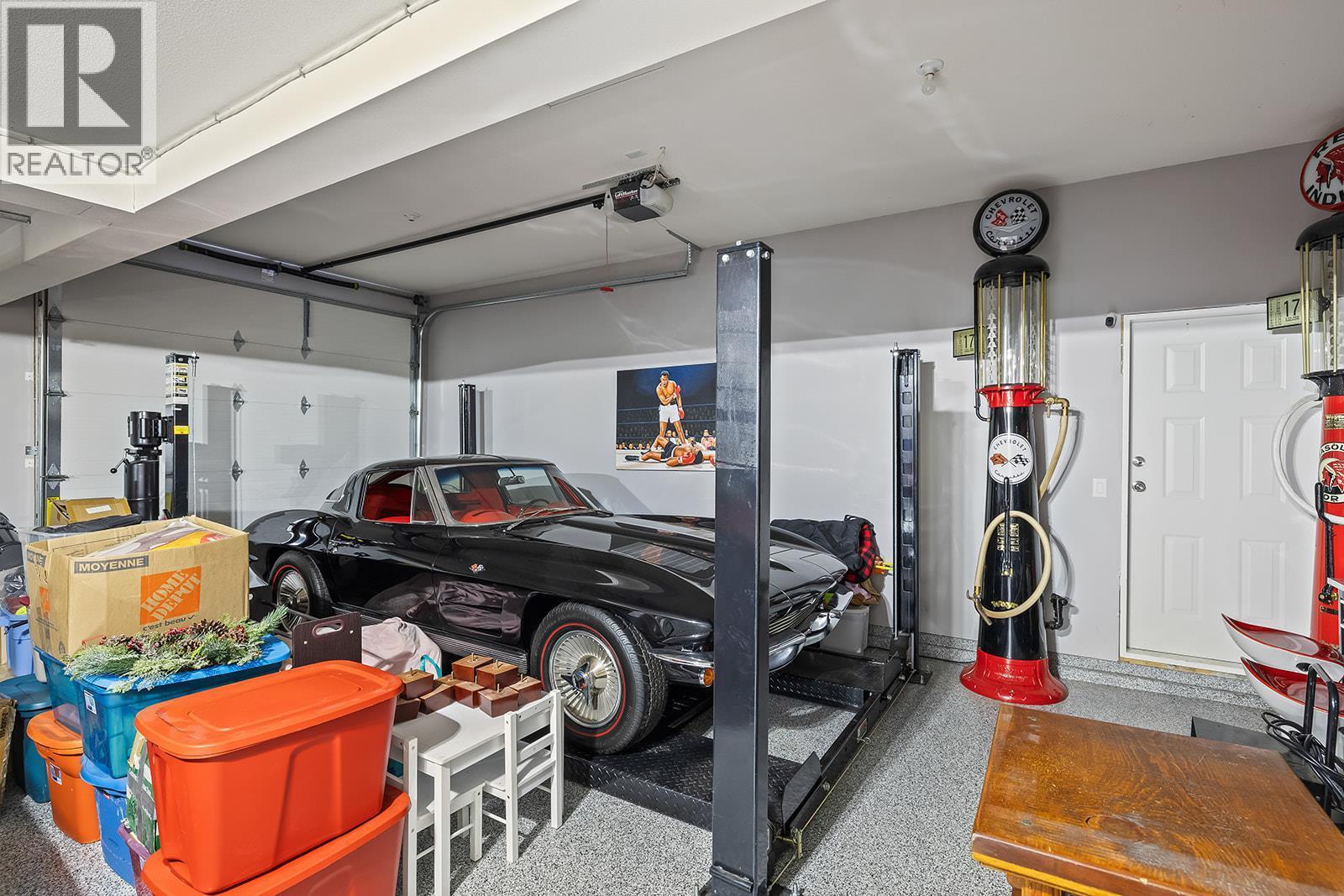 3431 Camelback Drive, Kelowna, BC - Indoor Photo Showing Garage