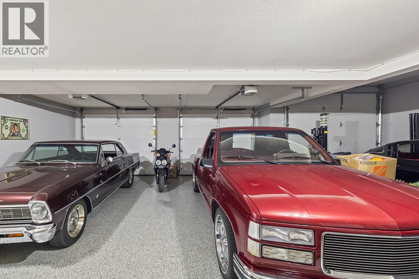 3431 Camelback Drive, Kelowna, BC - Indoor Photo Showing Garage